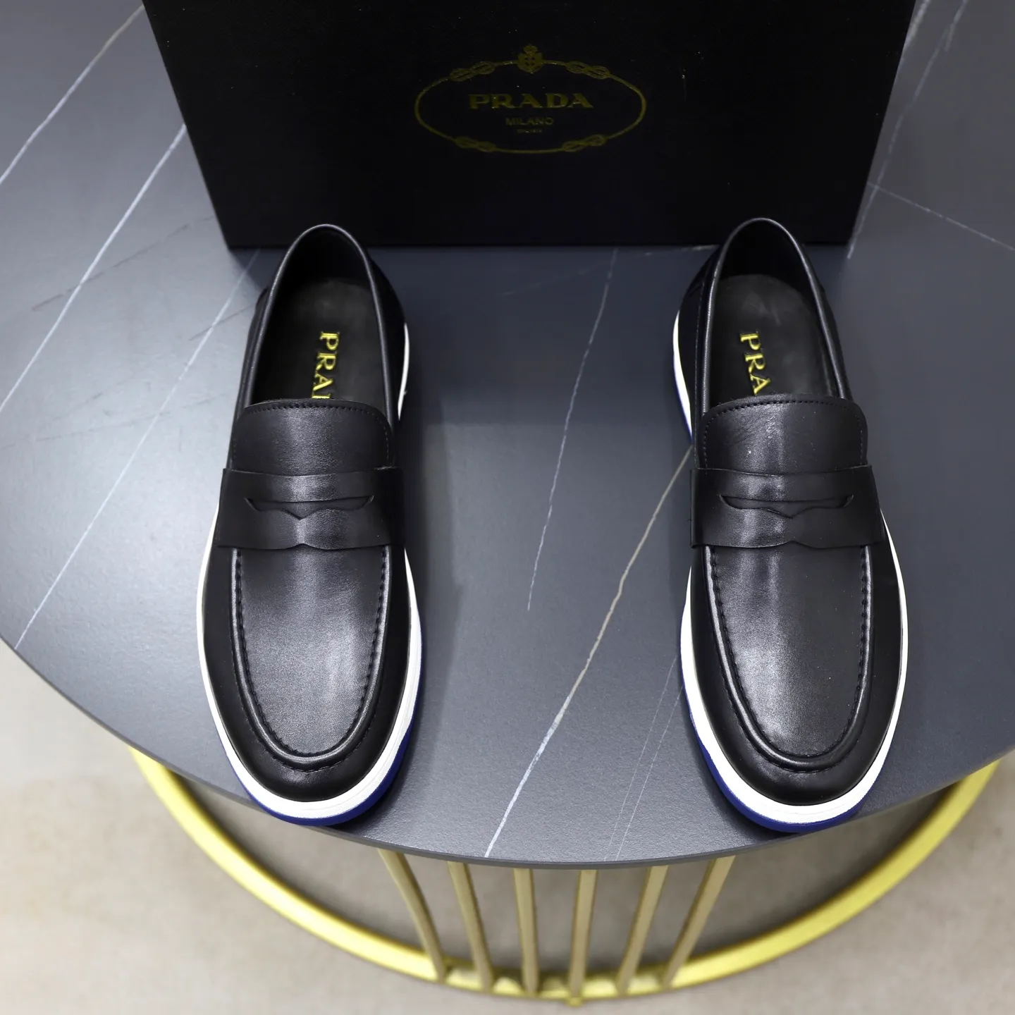 Factory price: 💰640 Prada classic men’s lace-up casual shoes | Imported cowhide upper | Upper stitching layered design, light and breathable | Soft and comfortable | Decorated with PRADA letters on the side | Distinctive sports style, showing the brand style | Lightweight concave and convex pattern rubber soles | Matched with cowhide foot pad lining | Excellent foot feel, fashionable and elegant | Size: 38-44 (45 customized)